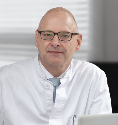 Docteur Gschwender regarde l'objectif