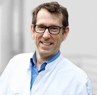 Le professeur Martin Storr est en blouse blanche