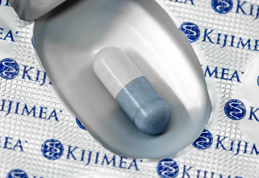 Gros plan sur une gélule bicolore bleu et blanche de Kijimea K53 Advance dans son emballage blister, marqué du nom « Kijimea ».